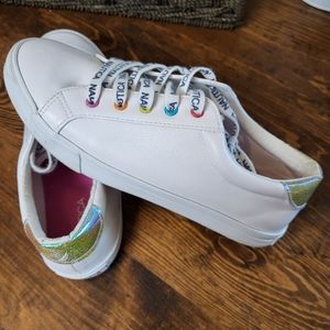 NAUTICA White leather shoes with a metallic heel.